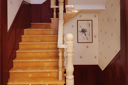 宏伟中式别墅室内汉白玉石楼梯的定制安装装饰效果