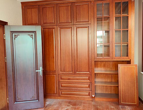 宏伟中式家庭装修里定制的实木衣柜效果图